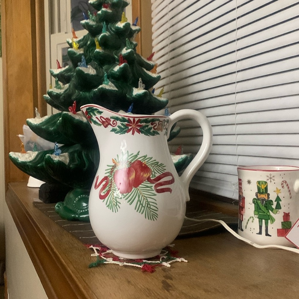 Tiffany & Co. TIFFANY HOLLY Christmas Ceramic 48 oz Pitcher VGC